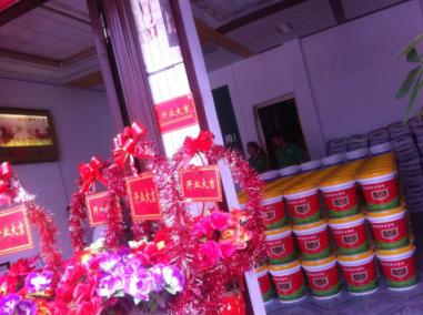 賀喜羅城梁總形象店開業(yè)！梁總是歐耐克防水的老客戶，一直是河池宜州的代理，在宜州防水市場具有很強的市場影響力。2015年，梁總加大了在防水方面的投入，在羅城開了一家新的防水店——歐耐克防水羅城形象店。